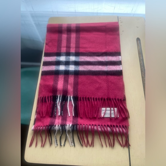 Authentic Burberry cashmere scarf. Never worn - Picture 2 of 6